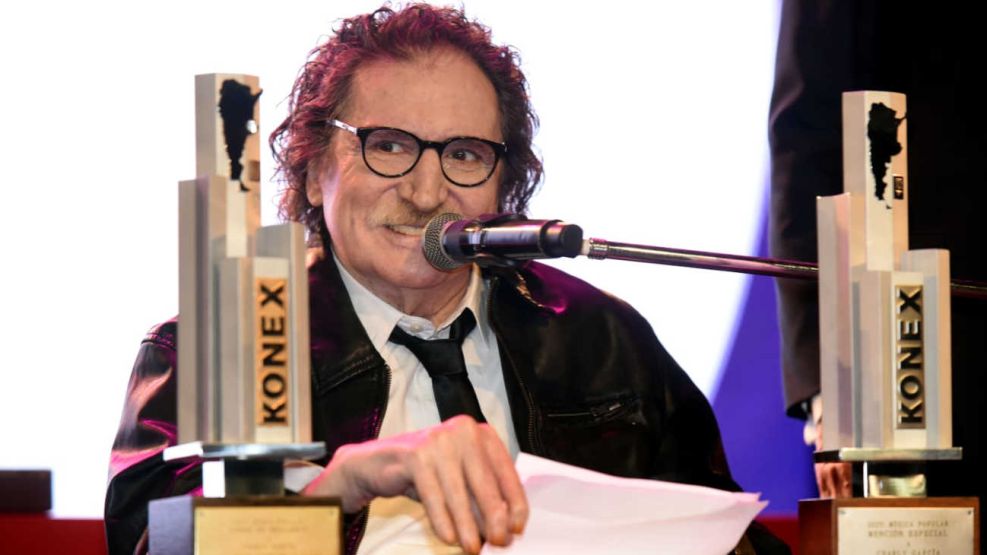 Charly García recibiendo premio