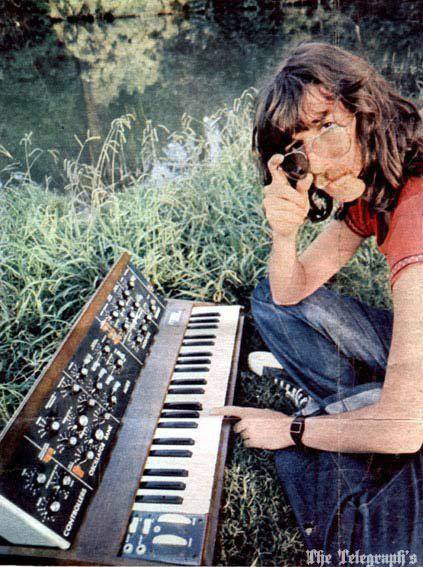 Charly con su Minimoog Voyager